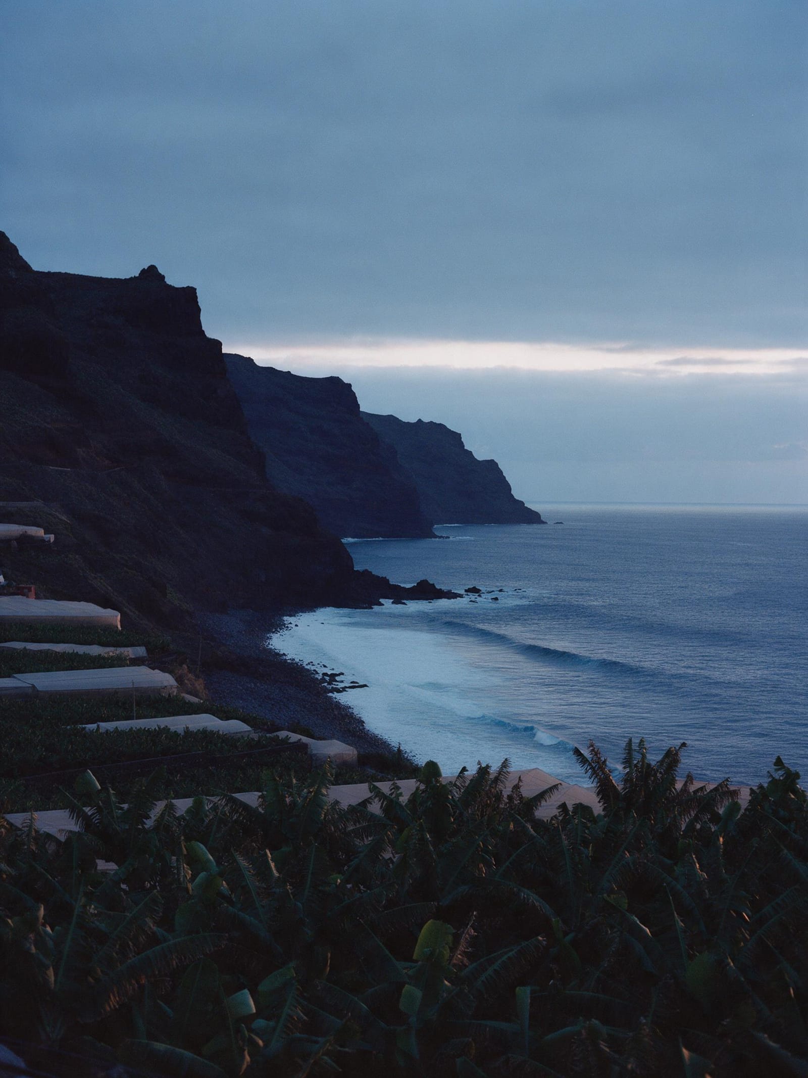 Costa norte de Gran Canaria al atardecer, con plataneras y acantilados